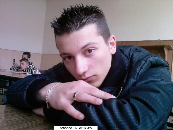 :cool: aici va puteti lasa poza si id-ul vostru de messenger ...