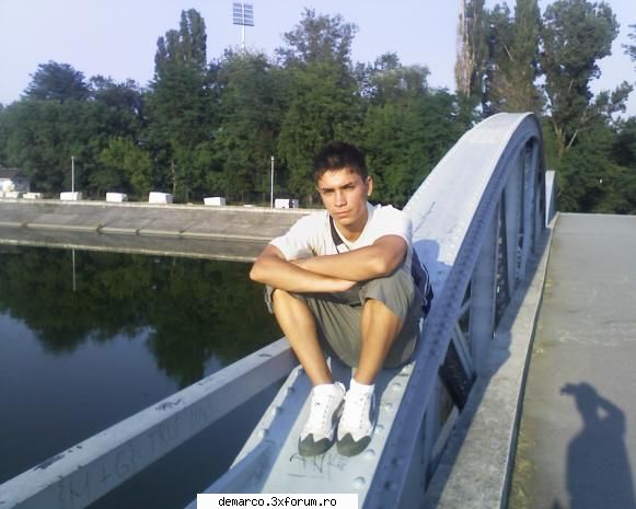 ionut_1369 aici va puteti lasa poza si id-ul vostru de messenger ...